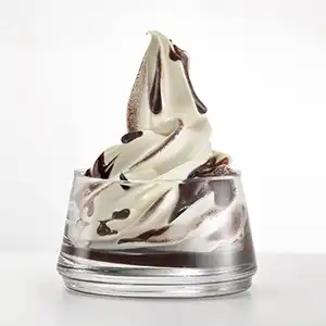 Photo de la crème glacée Lebù servie dans un récipient en verre transparent avec ses garnitures ou topping